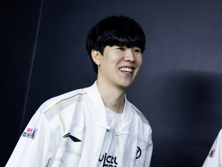 中场球员一 中场球员一